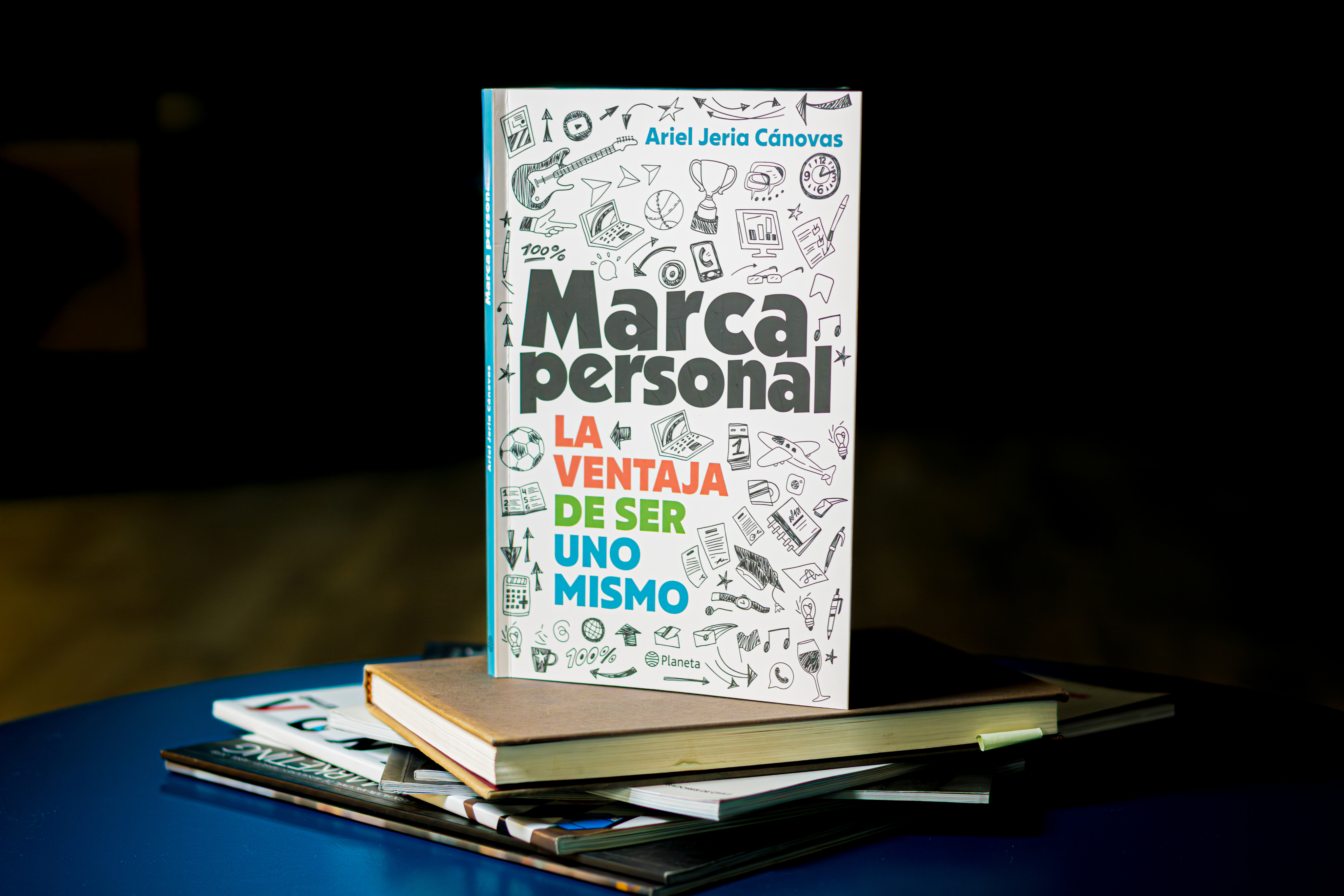 Libro Marca Personal sobre una pila de libros