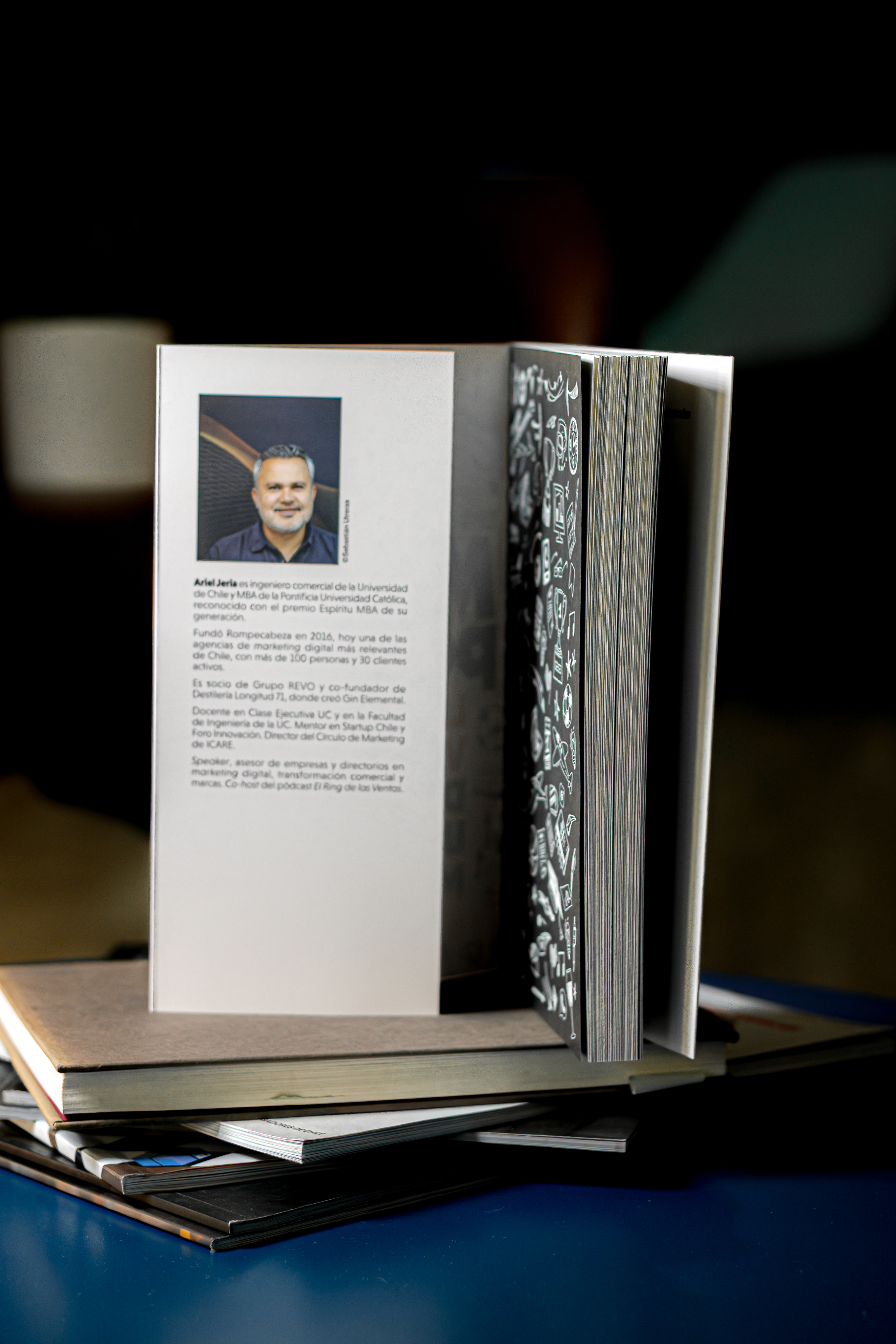 Interior del libro con biografía del autor