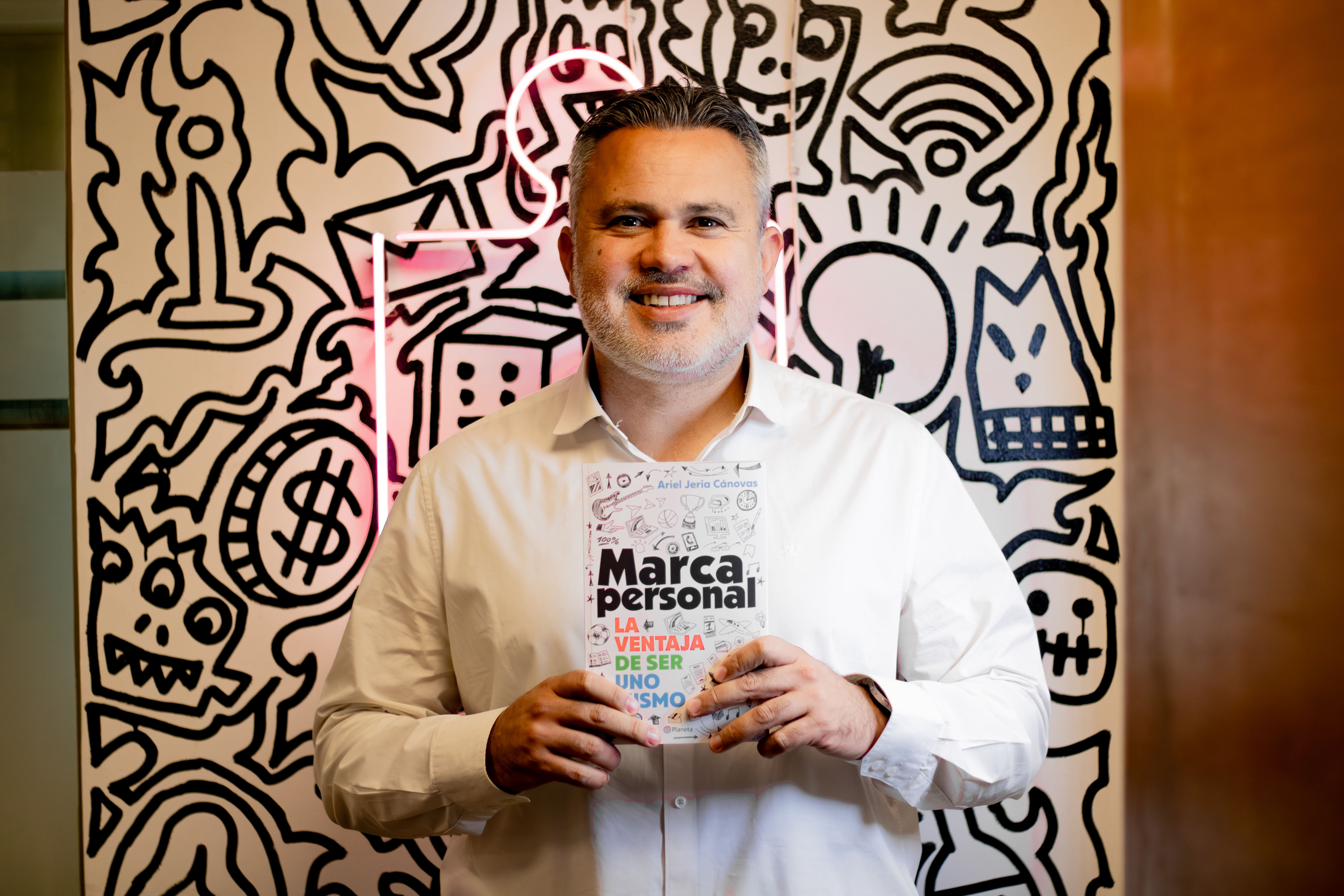 Ariel Jeria sosteniendo el libro Marca Personal